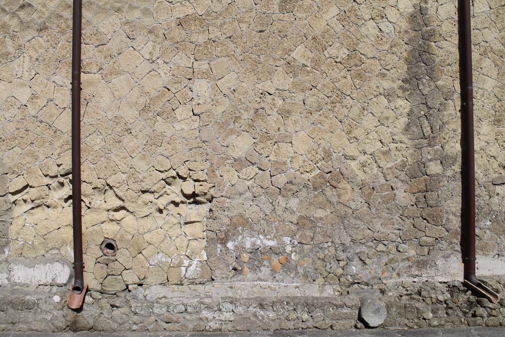 V.1 Herculaneum. March 2014. Detail of lower south wall (continuation from above photo) on north side of Decumanus Inferiore. 
Foto Annette Haug, ERC Grant 681269 DÉCOR.

