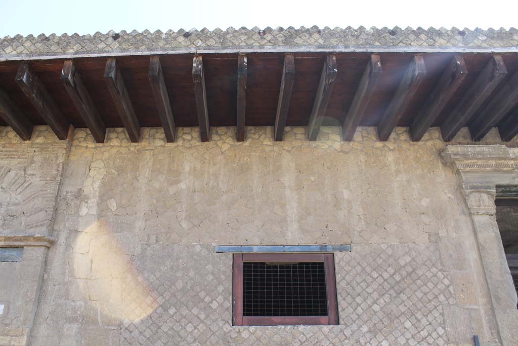 V.2, on left, and V.1, on right, Herculaneum. March 2014. Upper front façade between entrances.
Foto Annette Haug, ERC Grant 681269 DÉCOR.
