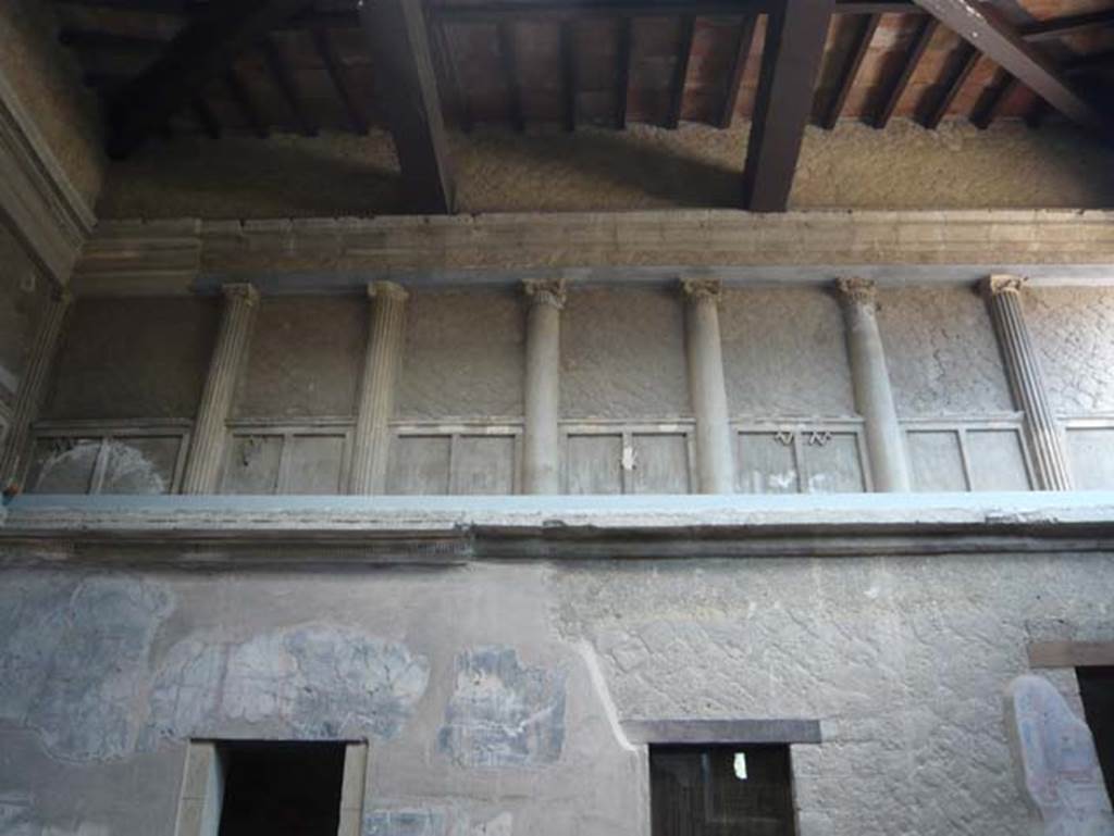 V.1 Herculaneum. August 2013. Upper north wall of atrium. Photo courtesy of Buzz Ferebee.