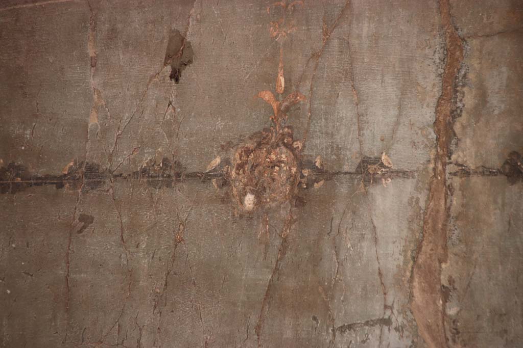 V.1, Herculaneum. October 2020. Room 7, detail of painted decoration in centre of panel on east wall. Photo courtesy of Klaus Heese.  