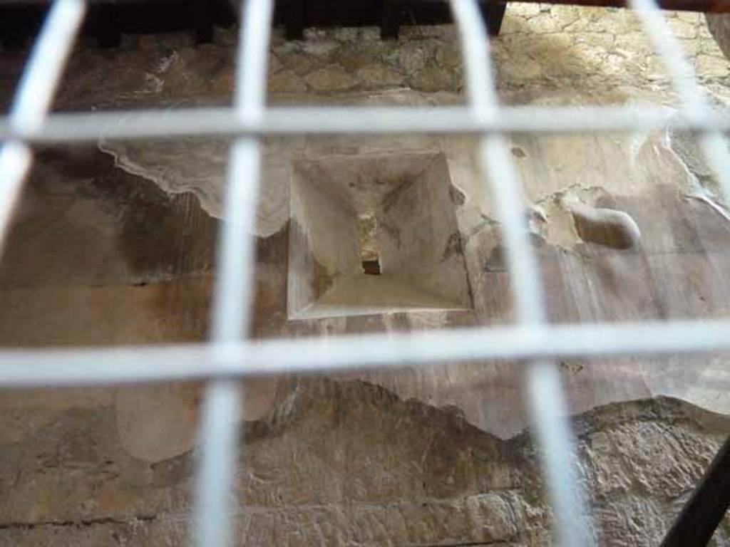 V.1 Herculaneum. May 2010. Room 9, detail from north wall. 