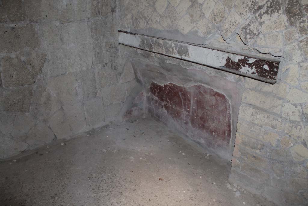 V.1, Herculaneum. March 2014. Room 4, bed recess on north wall in north-west corner.
Foto Annette Haug, ERC Grant 681269 DÉCOR.

