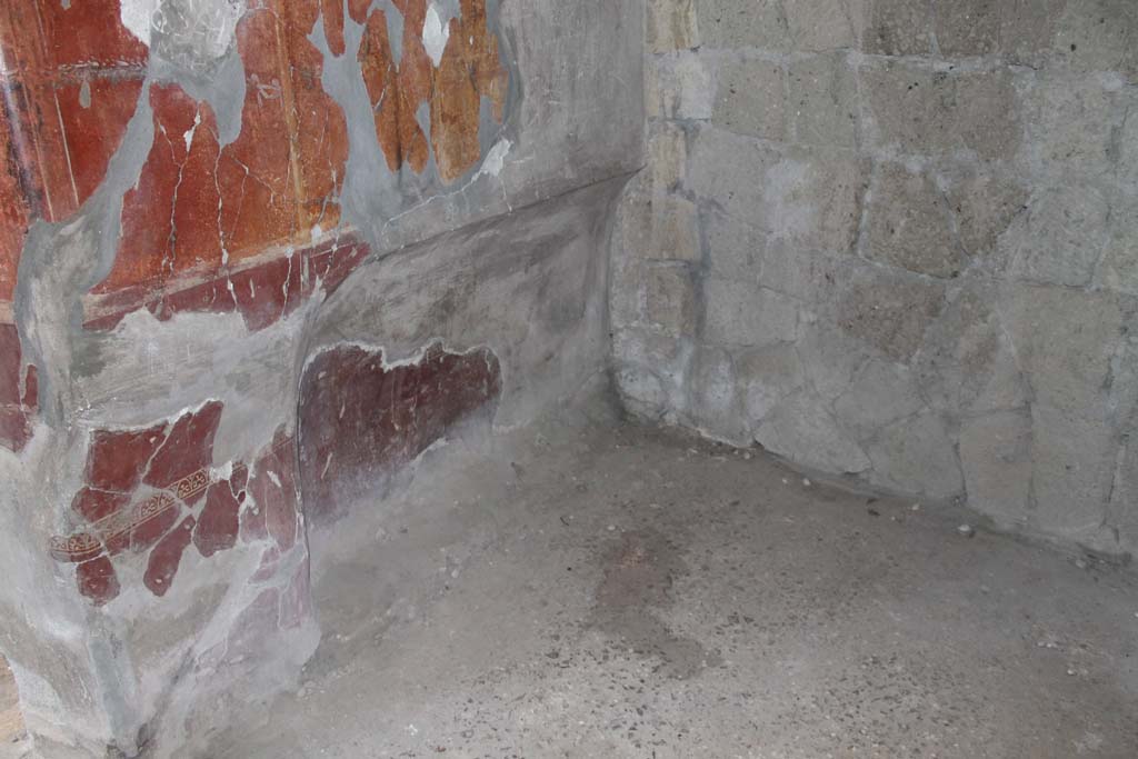 V.1 Herculaneum. March 2014. Room 4, south wall with recess for bed at west end. 
Foto Annette Haug, ERC Grant 681269 DÉCOR
