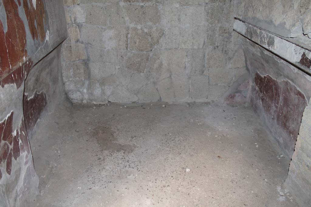 V.1 Herculaneum. March 2014. Room 4, looking west, with bed recess in south and north walls. 
Foto Annette Haug, ERC Grant 681269 DÉCOR.

