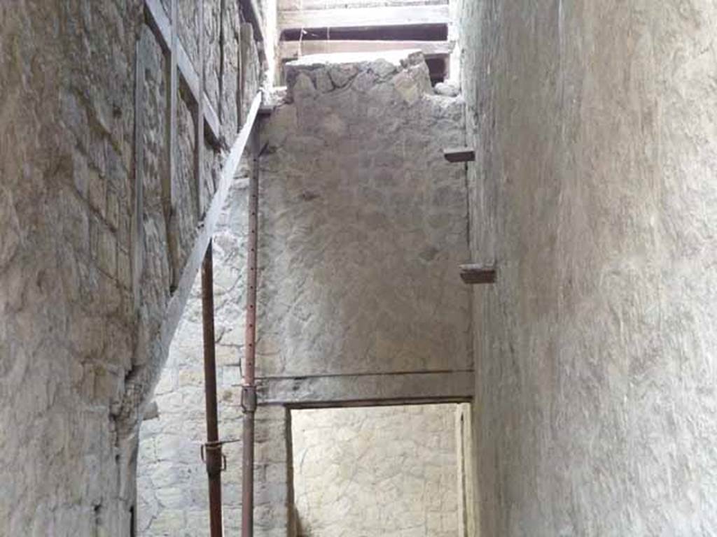 V.2, Herculaneum. May 2010. Site of steps to upper floor.