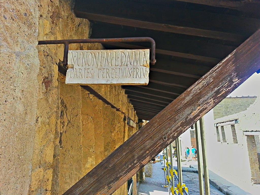 V.4 Herculaneum, photo taken between October 2014 and November 2019.
Marble plaque marking the property boundary of M. NONI M. L. DAMA. Photo courtesy of Giuseppe Ciaramella.
