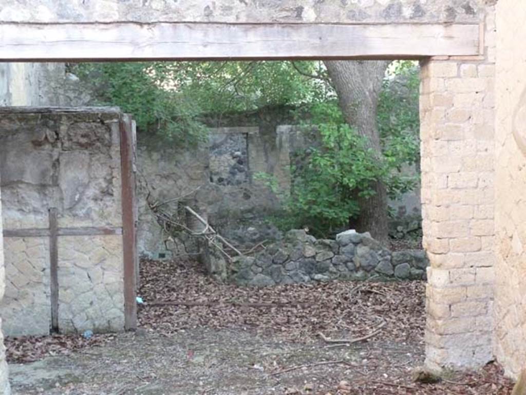 Ins. V 4, Herculaneum, September 2015. Looking east through north end of façade through large workshop room towards garden area.