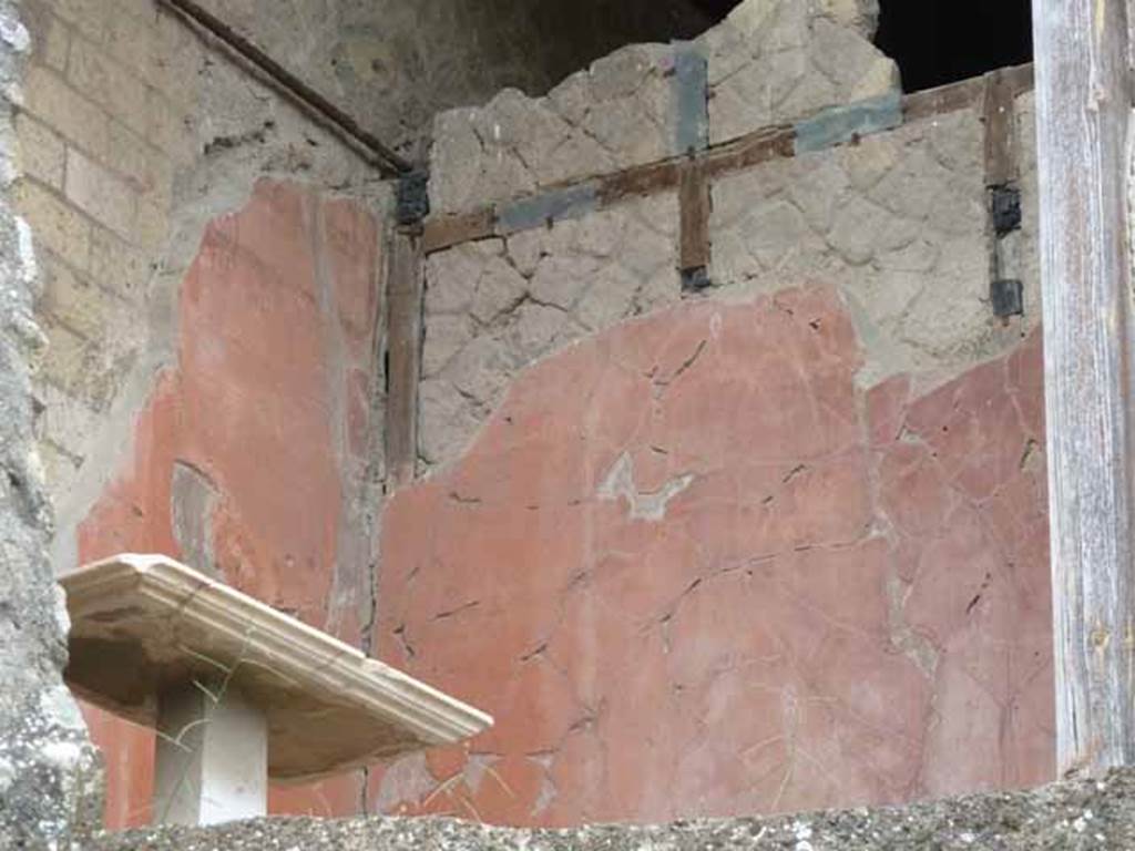 V.7/6 Herculaneum. May 2010. Upper room b, at front on north side, looking towards north-east corner and east wall. 