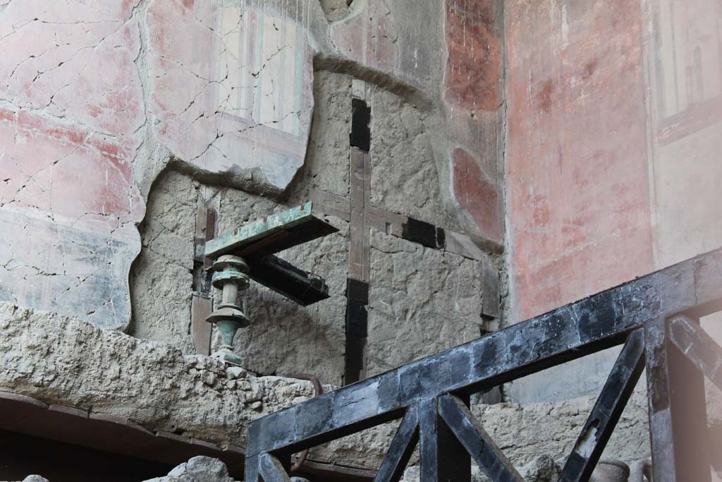 V.7/6 Herculaneum. March 2014.  Upper room c, in north-east corner with remains of foot of bronze bed.
Foto Annette Haug, ERC Grant 681269 DÉCOR.
