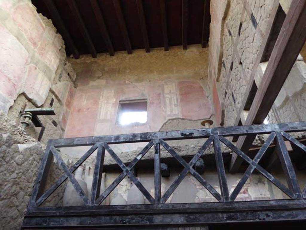 V 7/6, Herculaneum, October 2014. Upper room c, looking towards east wall and south-east corner. 
Photo courtesy of Michael Binns.
