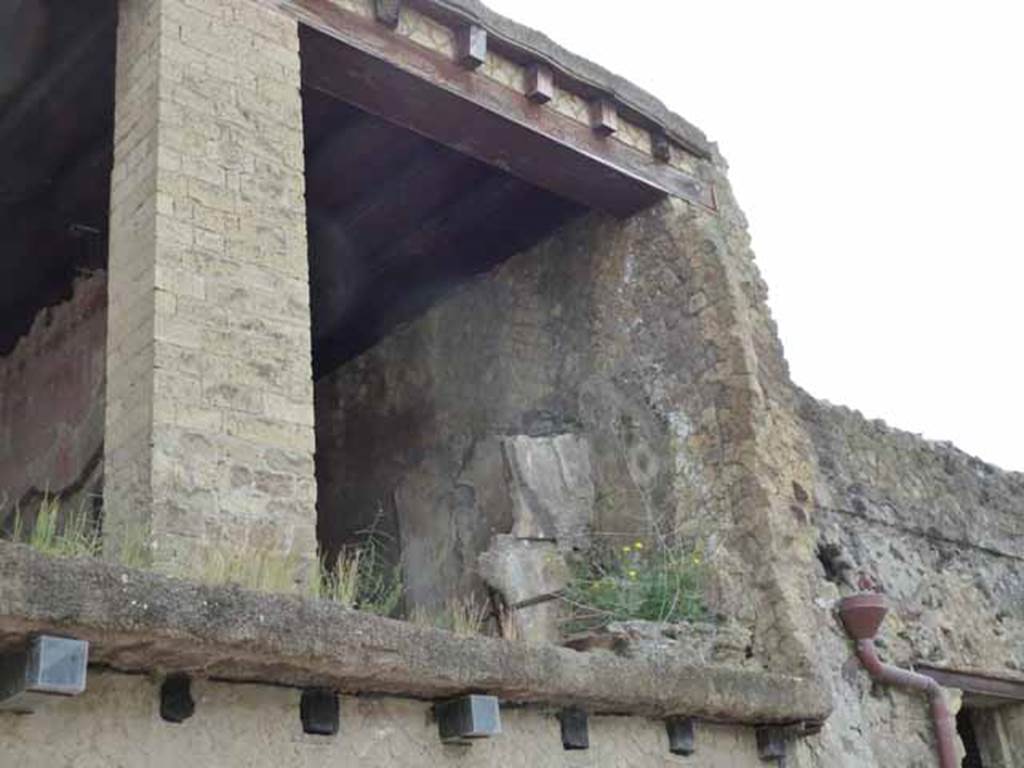 V.7/6, Herculaneum. May 2010. Upper room d, on upper floor, overlooking Cardo IV.
At the rear of this small room d, is the kitchen area room e.
