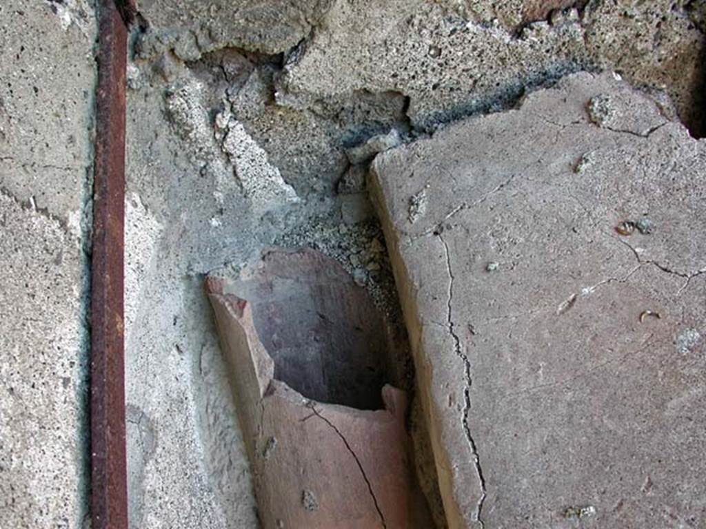 V.7/6, Herculaneum. September 2003. Upper room d, looking down onto top of structure. Photo courtesy of Nicolas Monteix.