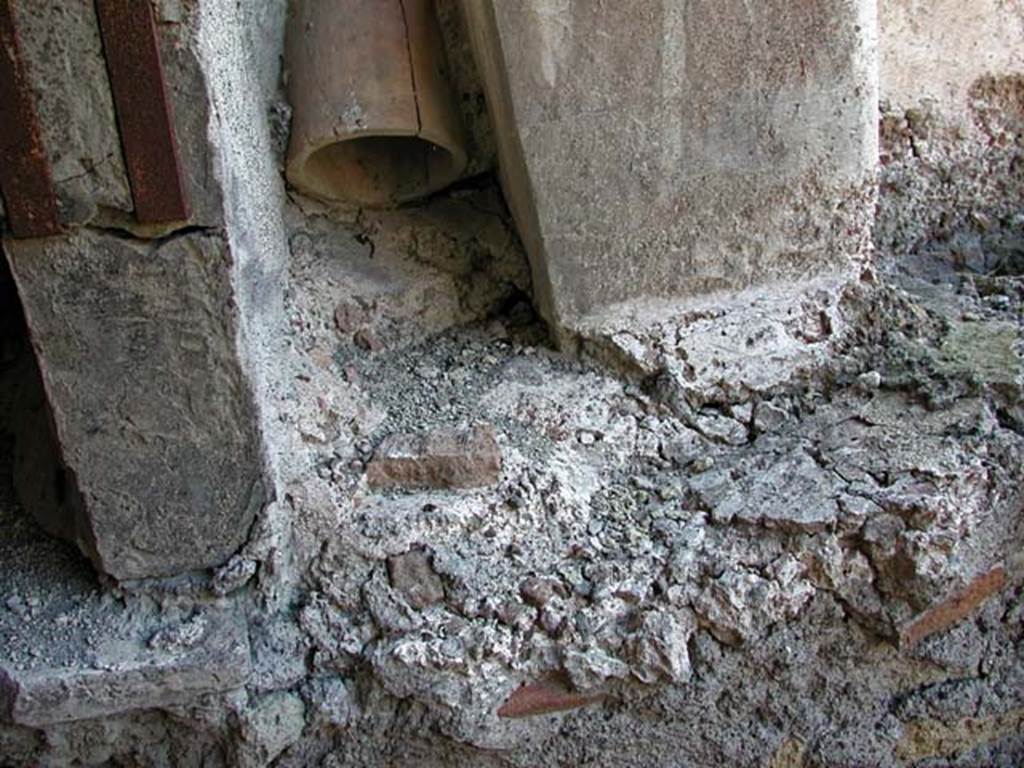 V.7/6, Herculaneum. September 2003. Upper room d, looking south at upper floor level. 
Photo courtesy of Nicolas Monteix.
