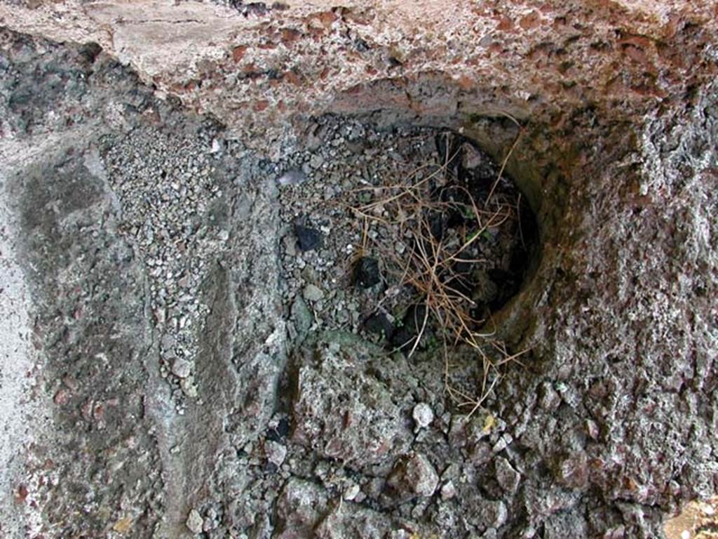 V.7/6, Herculaneum. September 2003. Upper room d, south side, detail of west corner. Photo courtesy of Nicolas Monteix 