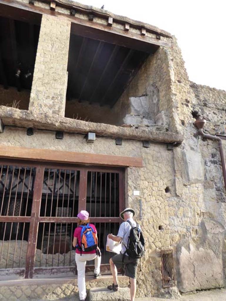 V,6, Herculaneum, October 2014. Rooms d and e, on upper south side, above shop/caupona.
Looking east on Cardo IV. Superiore. Photo courtesy of Michael Binns.



