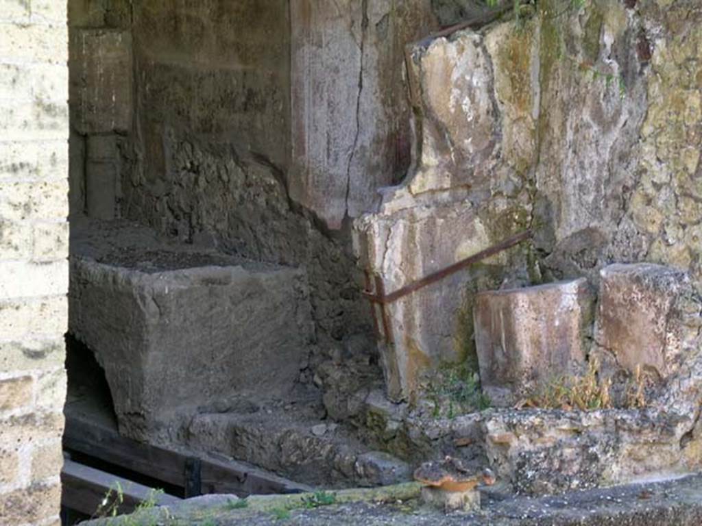 V.7/6, Herculaneum. May 2005. Upper rooms d and e, looking south-east into upper floor rooms. 
Photo courtesy of Nicolas Monteix.
