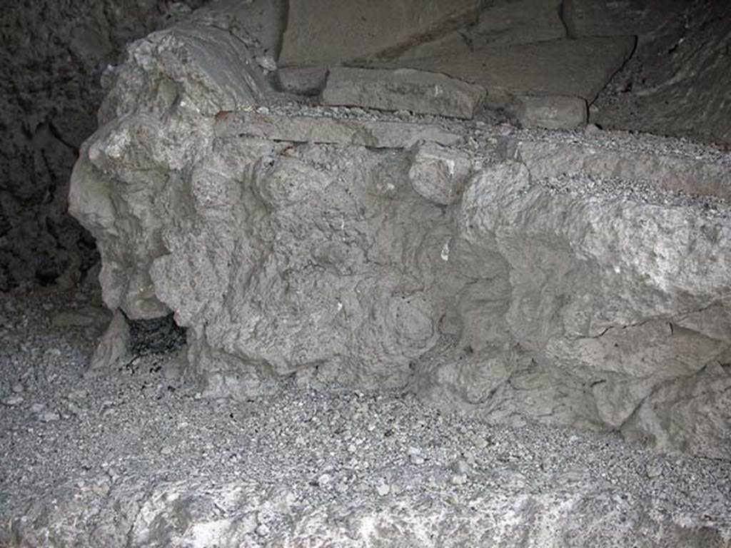 V.7/6, Herculaneum. September 2003. Upper room e, detail of structure in south-west corner. 
Photo courtesy of Nicolas Monteix.
