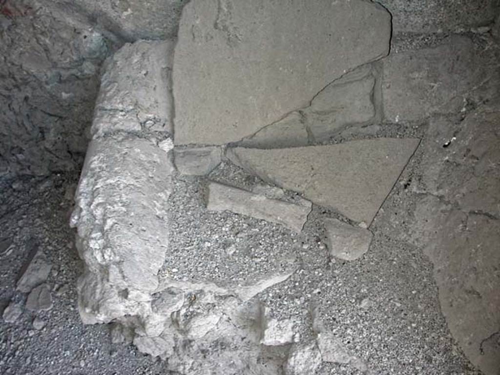 V.7/6, Herculaneum. September 2003. Upper room e, looking down on top surface of structure in south-west corner. Photo courtesy of Nicolas Monteix.
