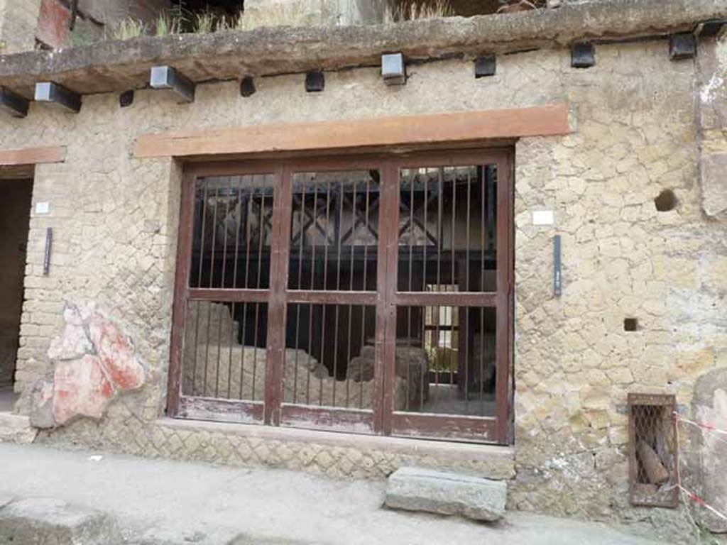 Ins. V.6. May 2010. Looking east to entrance doorway. 