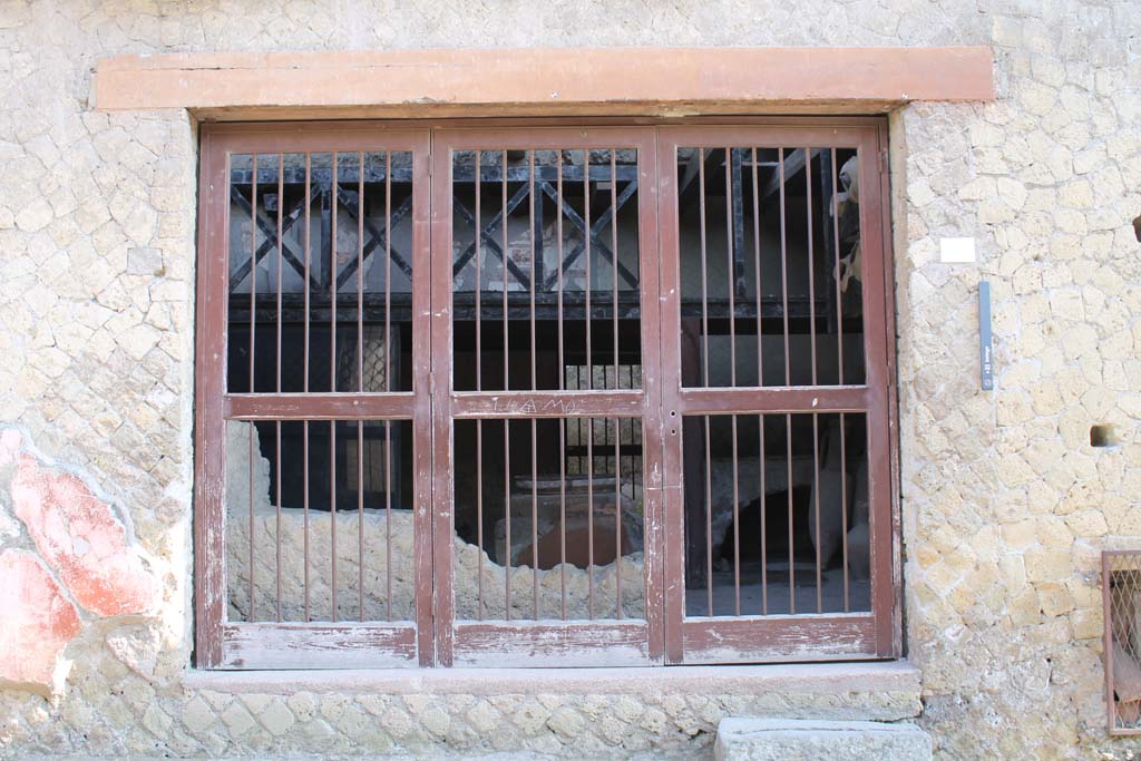 V.6 Herculaneum. March 2014. Looking east towards entrance doorway on Cardo IV.  
Foto Annette Haug, ERC Grant 681269 DÉCOR.
