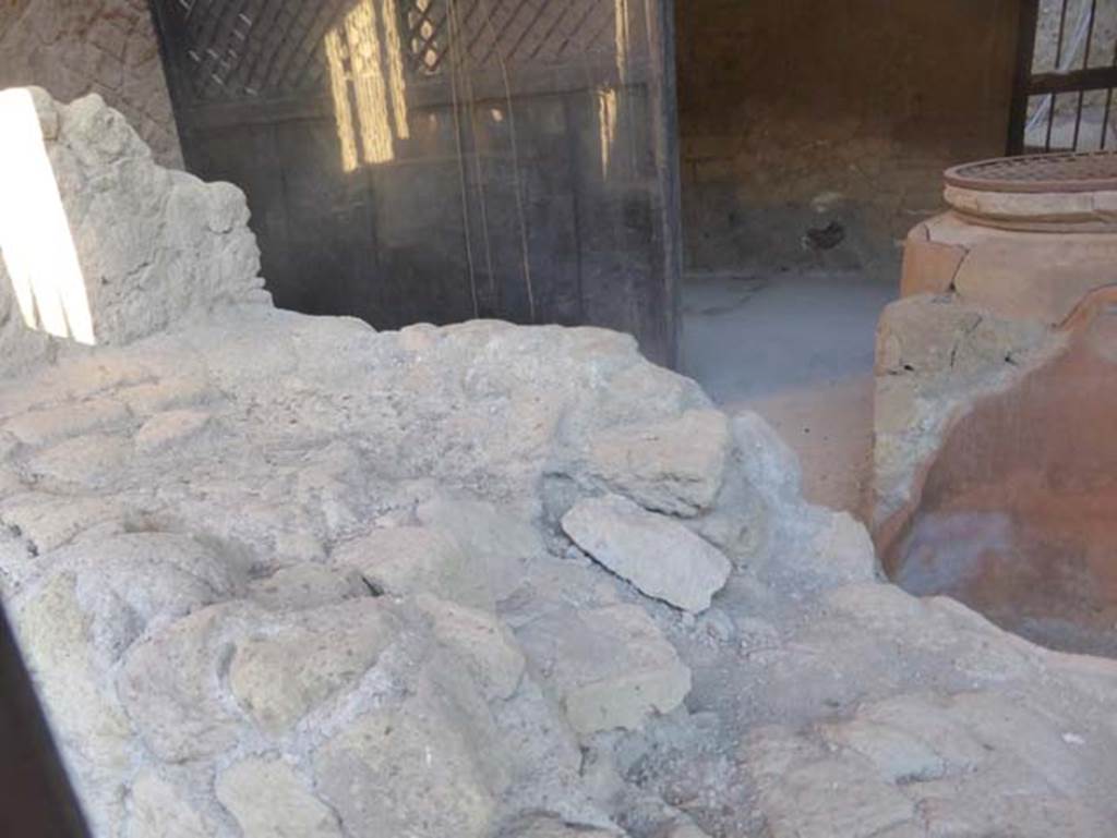 Ins. V 6, Herculaneum, September 2015. Looking across remains of counter towards the north-east.