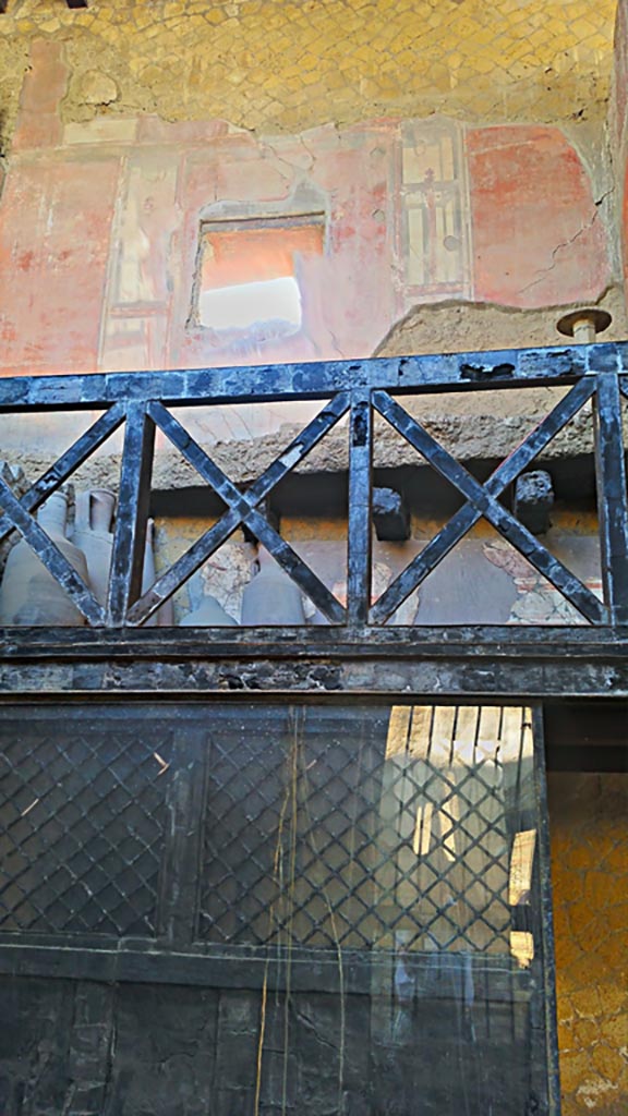 V.6 Herculaneum, photo taken between October 2014 and November 2019.
Looking towards upper east wall in north-east corner. Photo courtesy of Giuseppe Ciaramella.

