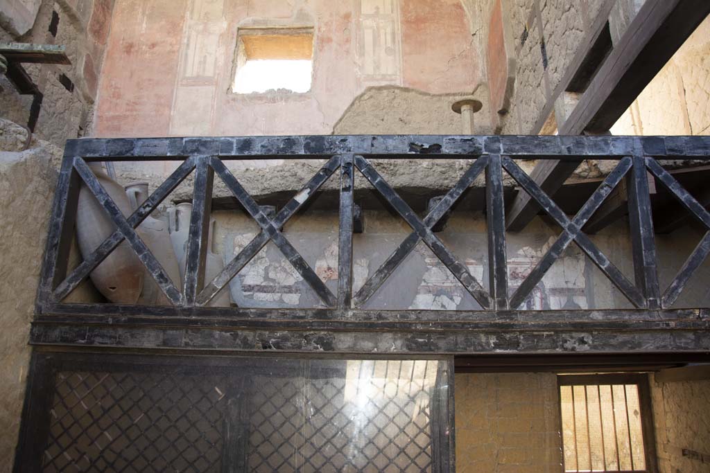 V.6 Herculaneum, March 2019. Upper east wall at north end.
Foto Annette Haug, ERC Grant 681269 DÉCOR

