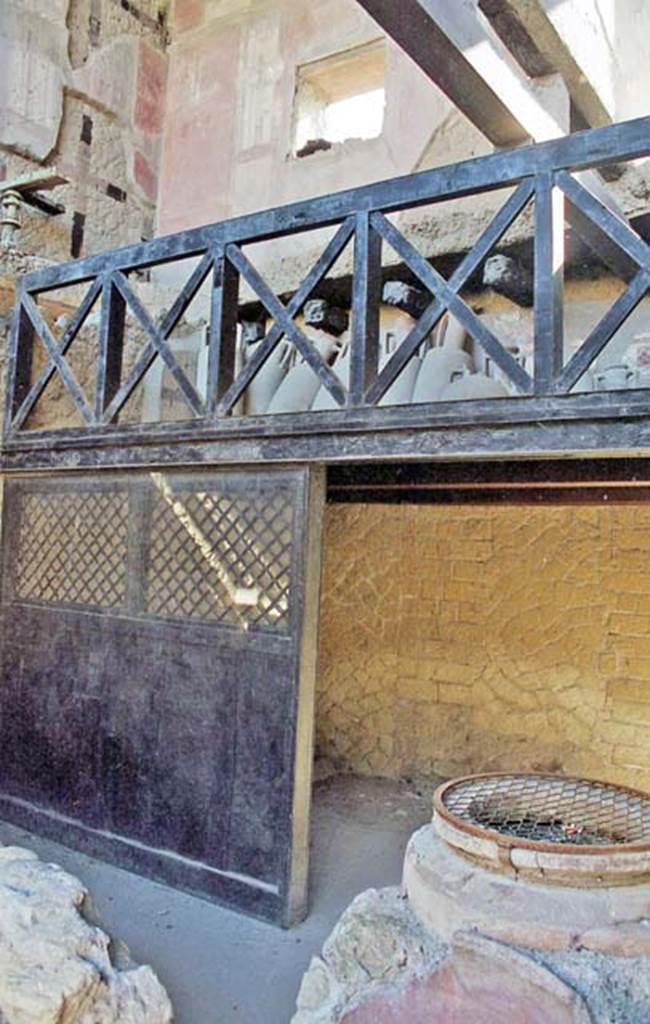 V.6, Herculaneum. October 2001. Looking towards north-east corner. Photo courtesy of Peter Woods.
