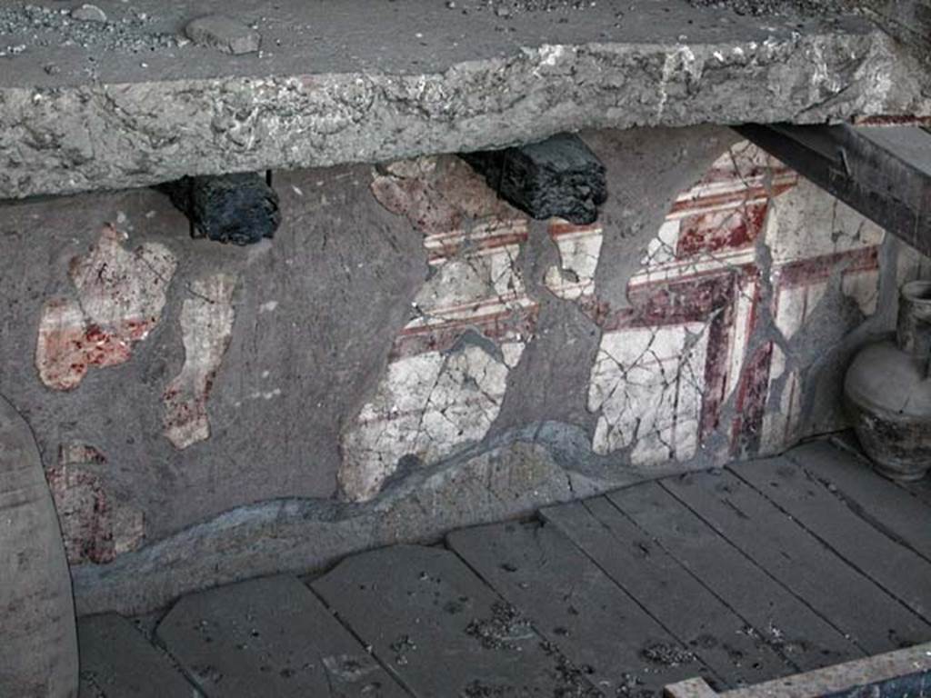 V.6, Herculaneum. September 2003. Looking towards east wall of mezzanine level, with painted decoration.
Photo courtesy of Nicolas Monteix.
