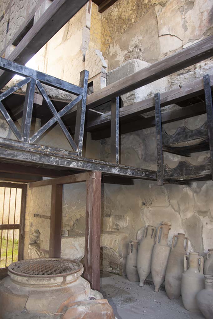 V.6 Herculaneum, March 2019. Looking across shop towards south-east corner.
Foto Annette Haug, ERC Grant 681269 DÉCOR

