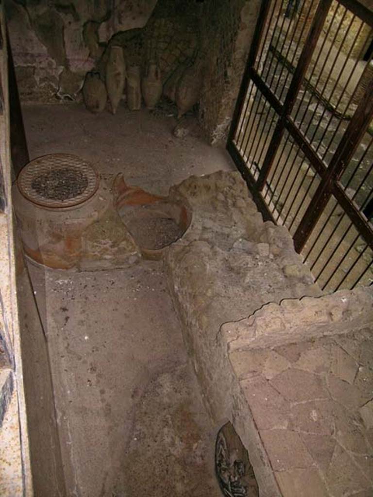 V.6, Herculaneum. June 2006. Looking south from upper floor. 
Photo courtesy of Nicolas Monteix.
