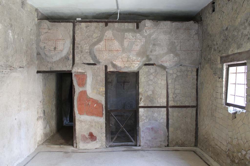 V.8 Herculaneum. March 2014. Room 1, south wall of entrance hall. 
On the left is the corridor leading to rooms 9 and 10. In the centre is the doorway of room 8.  
Foto Annette Haug, ERC Grant 681269 DÉCOR

