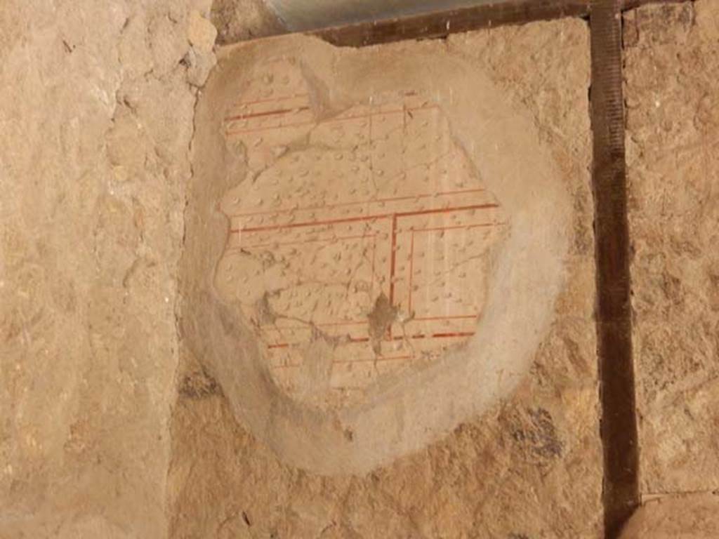 V.8 Herculaneum. May 2018. Room 1, remaining painted decoration at east end of south wall. Photo courtesy of Buzz Ferebee. 
