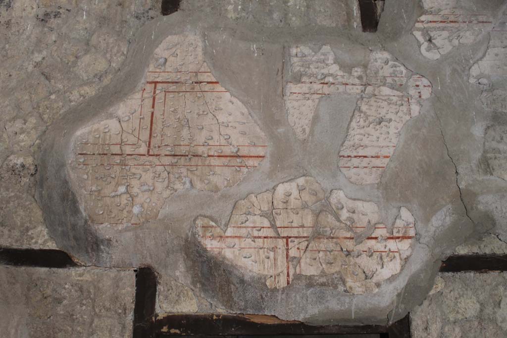 V.8 Herculaneum. March 2014. Room 1, detail of remaining painted decoration above doorway to room 8, on south wall.
Foto Annette Haug, ERC Grant 681269 DÉCOR

