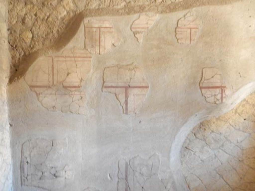 V.8 Herculaneum. May 2018. Room 8, painted decoration on south wall. Photo courtesy of Buzz Ferebee. 