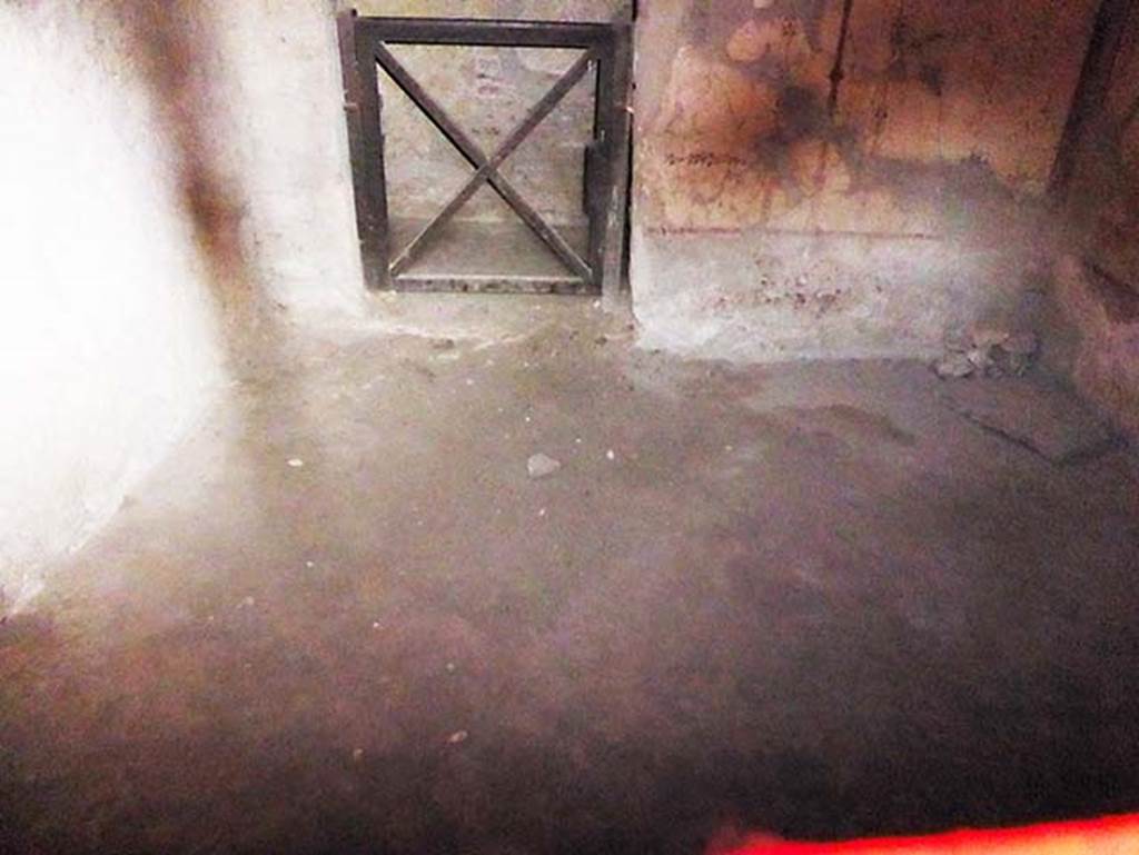 V.8, Herculaneum. October 2014. Room 9, looking towards east wall of room on west of corridor, photo taken through window. Photo courtesy of Michael Binns.
