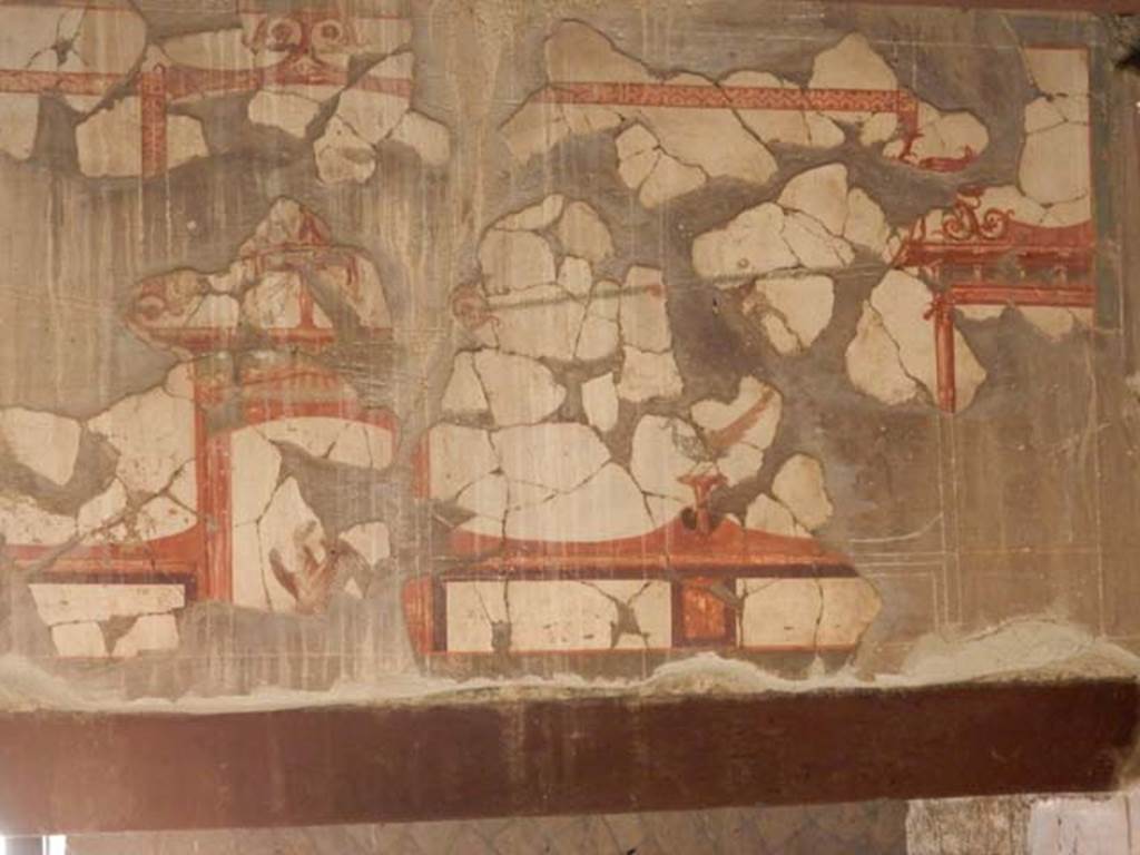 V.8 Herculaneum, May 2018. Room 3, detail of painted upper west wall of small tablinum. 
Photo courtesy of Buzz Ferebee.
