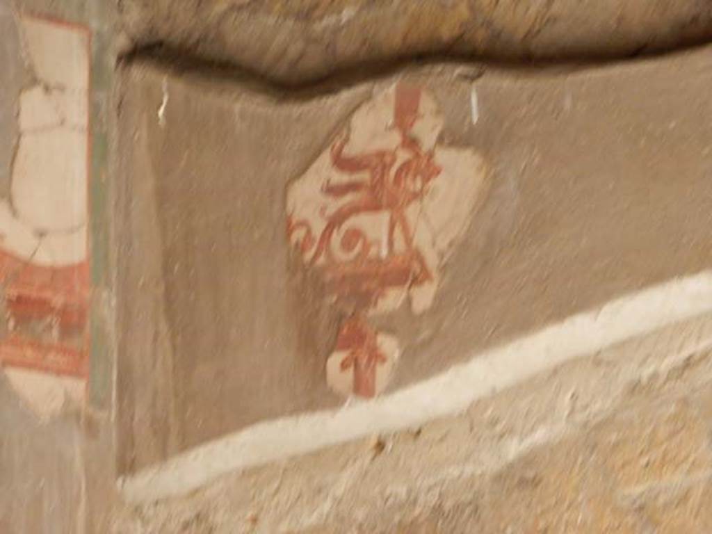 V.8 Herculaneum, May 2018. Room 3, fragment of remaining painted decoration on north wall of small tablinum.
Photo courtesy of Buzz Ferebee.
