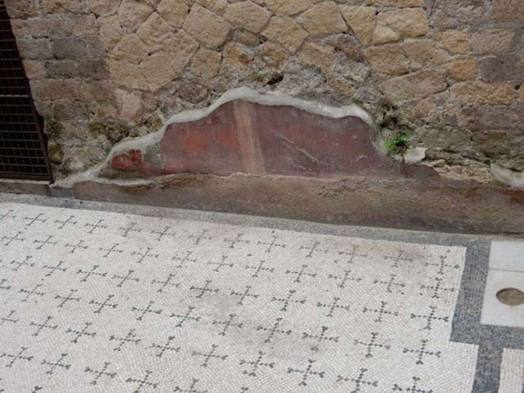 V.8 Herculaneum, May 2018. Area 4, detail of painted decoration on east wall of courtyard/stairs. Photo courtesy of Buzz Ferebee.