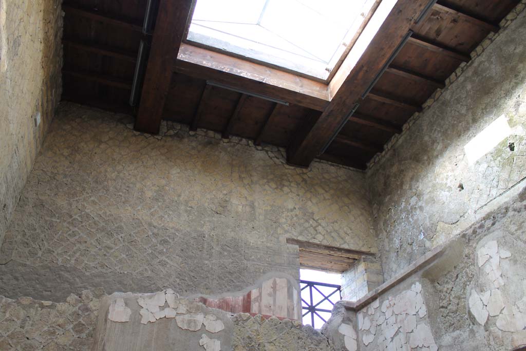 V.8 Herculaneum. March 2014. 
Area 4, looking towards upper west wall and north-west corner, and doorway to rooms overlooking street frontage, on upper floor.
Foto Annette Haug, ERC Grant 681269 DÉCOR

