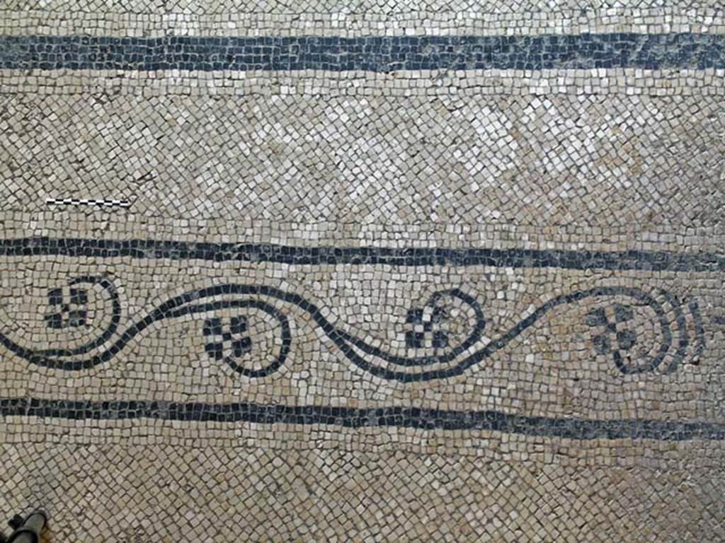 V.8, Herculaneum. May 2004. Detail of mosaic threshold separating room 1, from room 3, south end. Photo courtesy of Nicolas Monteix.
