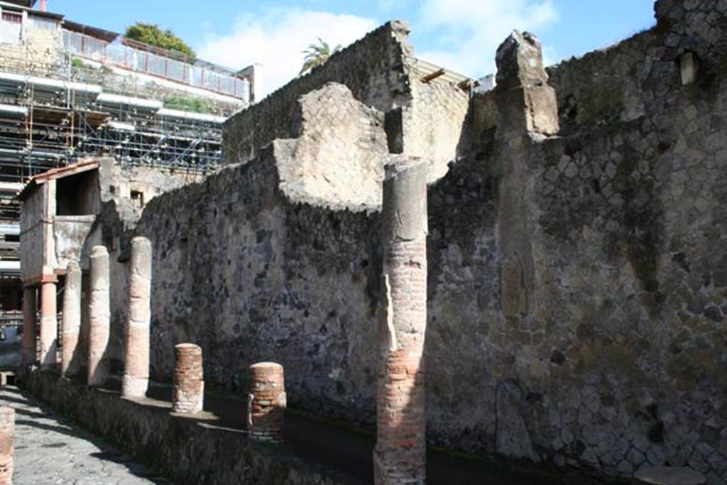 V.9, on left, and V.11 (side wall), Herculaneum. March 2008. North-west corner of insula V, from Cardo IV Superiore. Photo courtesy of Sera Baker.
