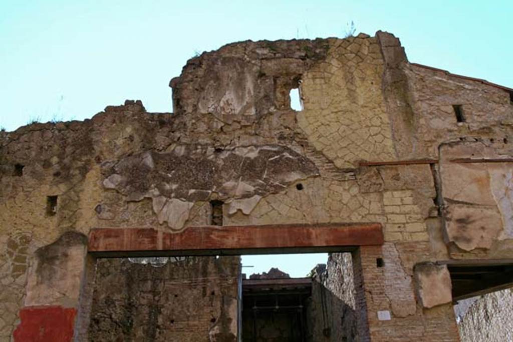 V.10, Herculaneum. February 2007. Upper north wall of shop. Photo courtesy of Nicolas Monteix.