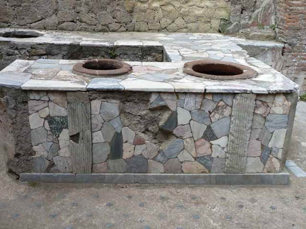 V. 10, Herculaneum, May 2010. Looking west across counter.