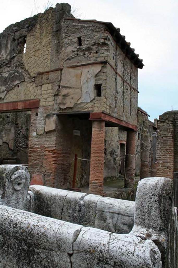 V.10/9, Herculaneum. February 2007. Looking south-east from Decumanus Maximus towards upper room. 
Photo courtesy of Nicolas Monteix.
