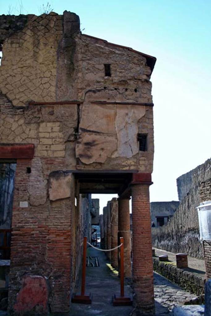V.10/9, Herculaneum. February 2007. Looking south towards Cardo IV. 
Photo courtesy of Nicolas Monteix.
