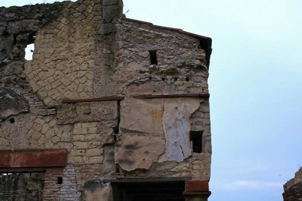 V.10/9, Herculaneum. February 2007. 
Looking south towards upper room. Photo courtesy of Nicolas Monteix.

