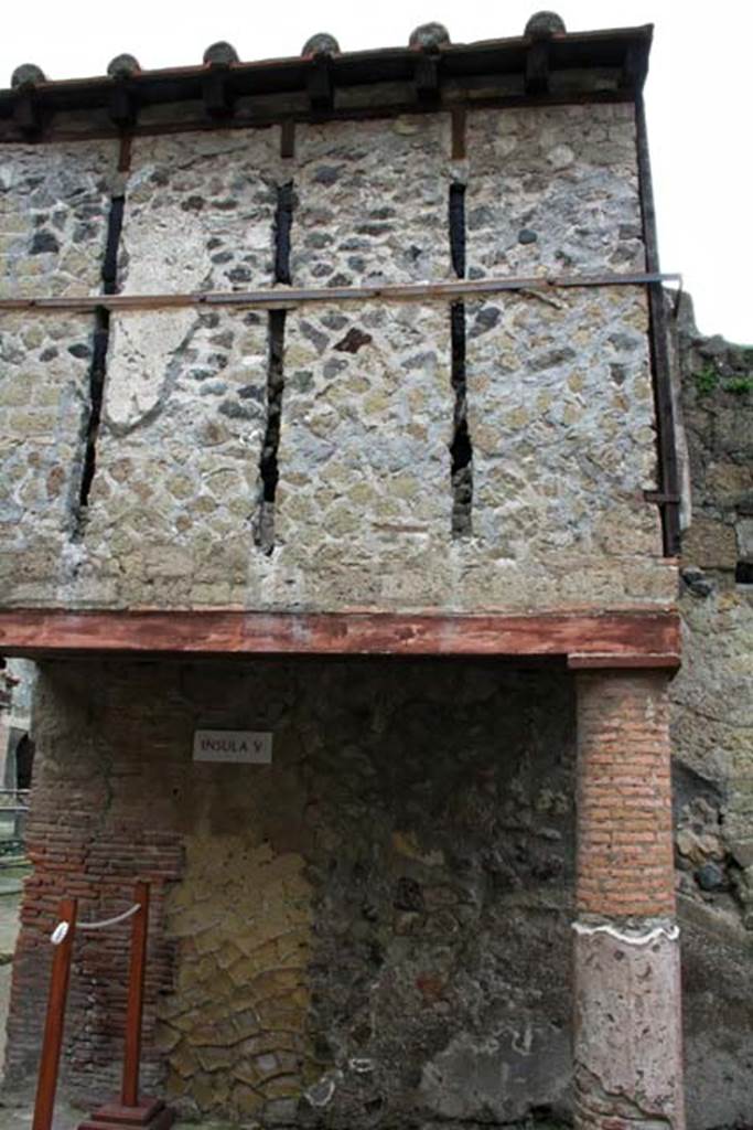 V.10/9 Herculaneum. February 2007.  
Looking east towards enclosed room built out on upper floor of portico on north-west corner of Cardo IV at junction with Decumanus Maximus.
Photo courtesy of Nicolas Monteix.

