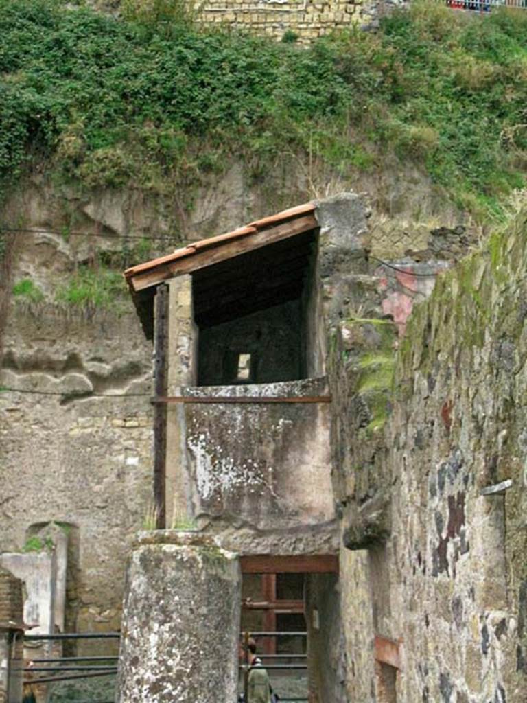V.10/9, Herculaneum. December 2004. Looking north on Cardo IV.
Photo courtesy of Nicolas Monteix.
