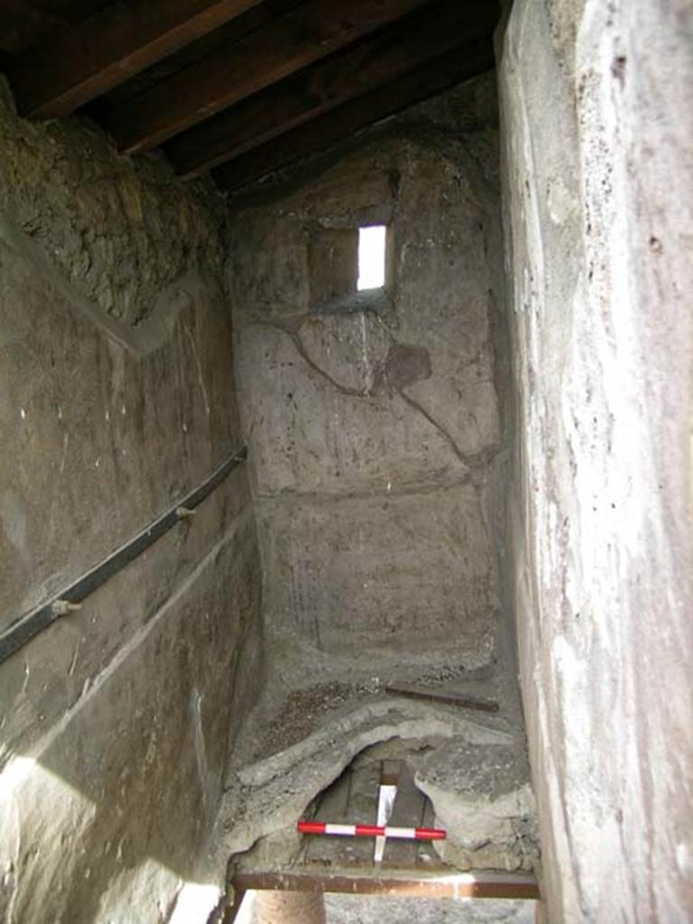 V.10/9 Herculaneum. May 2005. Looking north in attic storeroom. Photo courtesy of Nicolas Monteix.